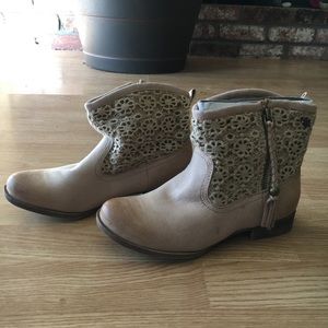 NWOT Roxy Beige Booties